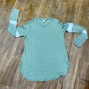 Long-sleeve boutique shirt - small